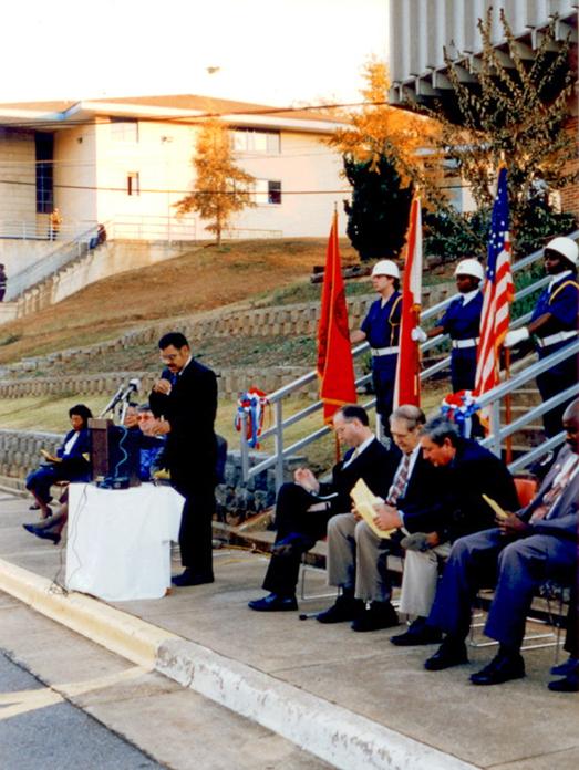 Eugene Ned 多嘴的人 speaks during the ceremony attended by state and local government officials and community leaders.